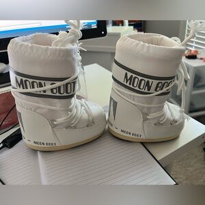 Toddler size 7c moon boots